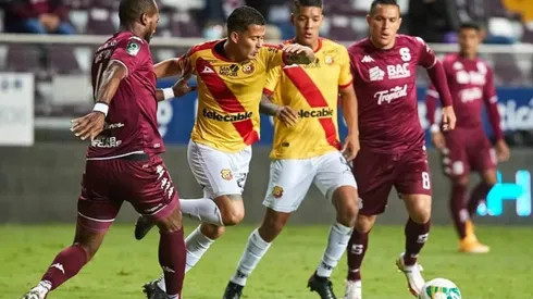 Gerson Torres controla el balón con marca férrea (CSH Oficial)