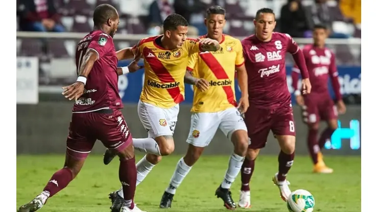 Gerson Torres controla el balón con marca férrea (CSH Oficial)