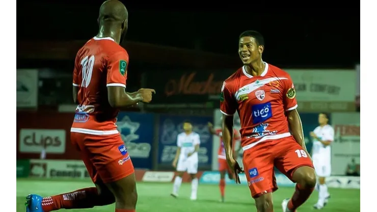 Santos de Guápiles celebrando anotación (Santos Oficial)