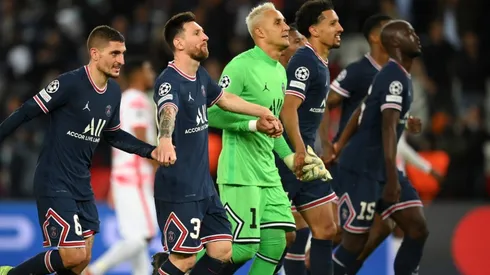 Keylor Navas y sus compañeros del PSG agradeciendo a su afición. (Getty)