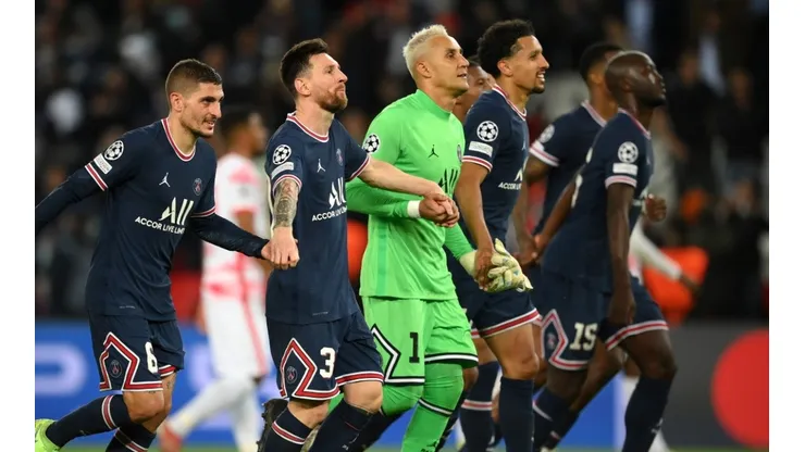 Keylor Navas y sus compañeros del PSG agradeciendo a su afición. (Getty)