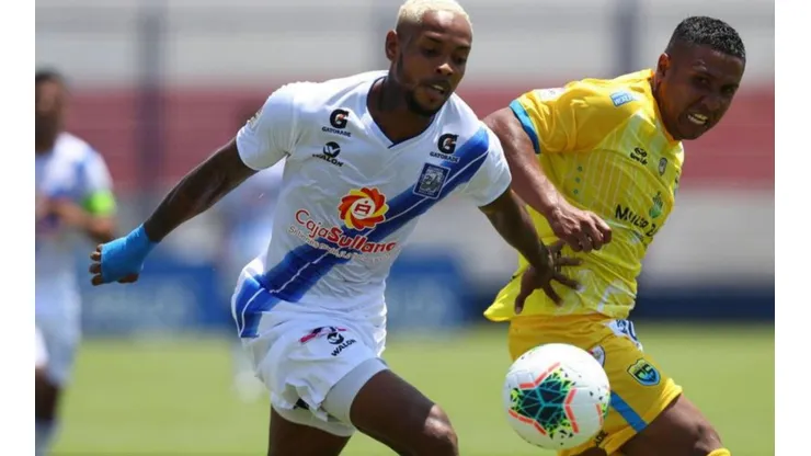 Azmahar Ariano se despide de su club en Perú.