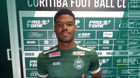 Kevin Berkeley es presentado por el Coritiba FC.