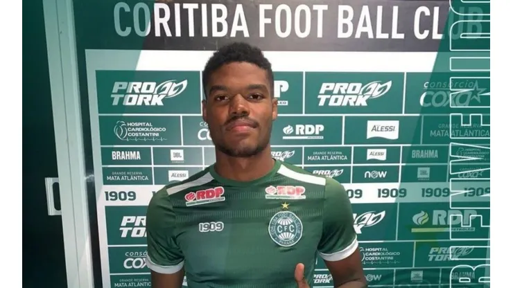 Kevin Berkeley es presentado por el Coritiba FC.