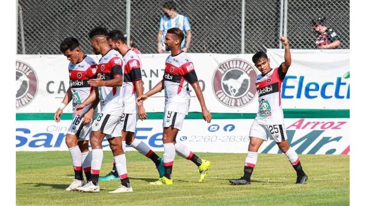 Alajuelense celebrando la anotación de Aarón Suárez (LDA Oficial)