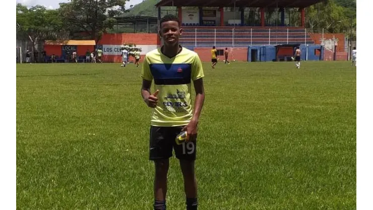 Es hijo de un jugador colombiano, juega en Guatemala y jugará en La Selecta