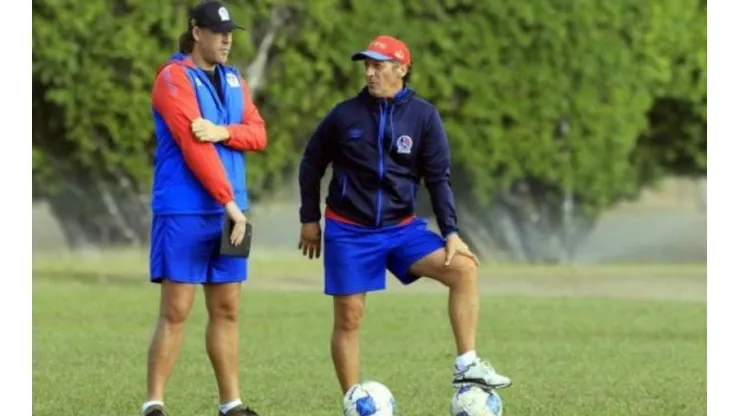 Pedro Troglio llenó de elogios a sus jugadores
