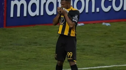 Rolando Blackburn anota en el Clásico Paceño.