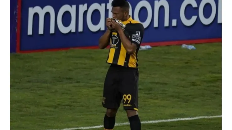 Rolando Blackburn anota en el Clásico Paceño.