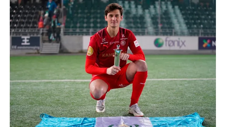 Nicholas Hagen levanta el trofeo en Noruega