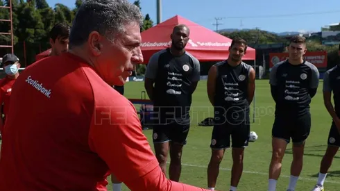 Suárez lamenta que se juegue en cancha sintética y que no haya VAR