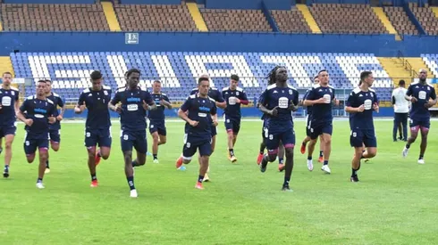 Saprissa entrenando en suelo chapín par el duelo de esta noche (Saprissa Oficial)