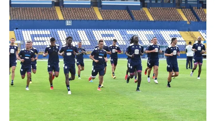 Saprissa entrenando en suelo chapín par el duelo de esta noche (Saprissa Oficial)