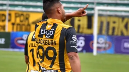 Rolando Blackburn marca en el triunfo de Strongest.