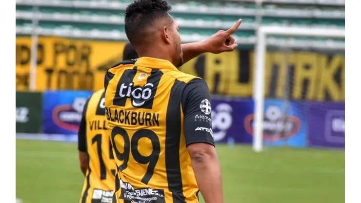 Rolando Blackburn marca en el triunfo de Strongest.