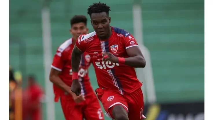 Rubilio Castillo es agredido por aficionados de Royal Pari [VIDEO]
