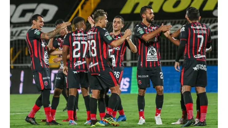 Liga Deportiva Alajuelense celebrando su anotación (LDA Oficial)