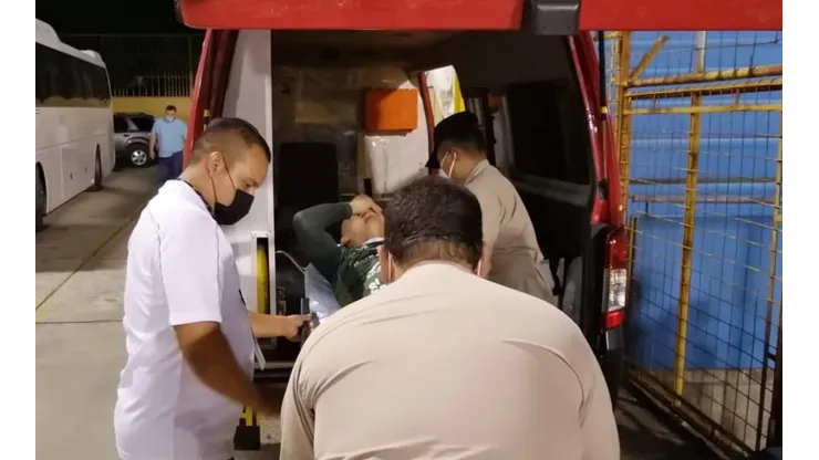 Emilio Izaguirre es llevado al hospital