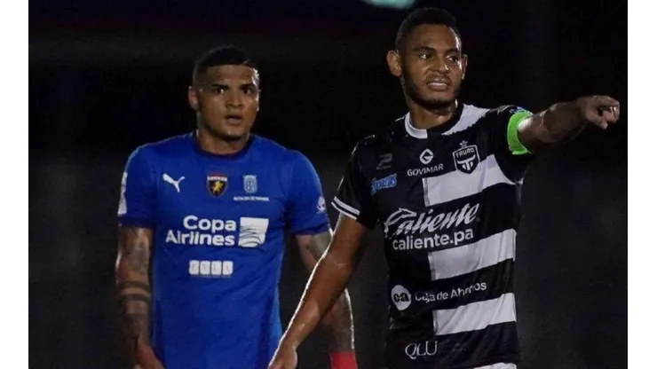 Ronaldo Dinolis anota en la final de la Superliga de Colombia.