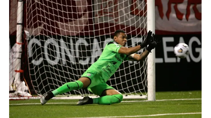 Concacaf se rinde ante el atajador de penales Denovan Torres