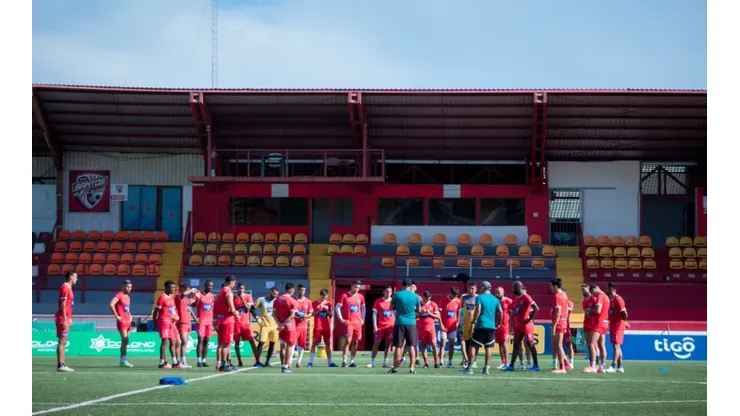 Santos de Guápiles concentrados para el juego ante el Forge FC de Canadá (AD Santos Oficial)