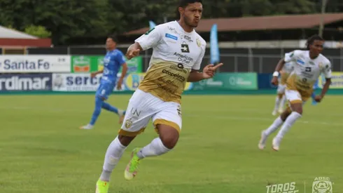 Jorman Aguilar anota tres goles (AD San Carlos).