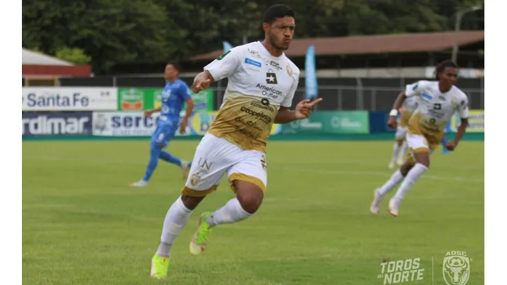 Jorman Aguilar anota tres goles (AD San Carlos).