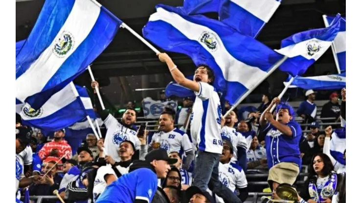 Aficionados de La Selecta le llevaron serenata a México [VIDEO]