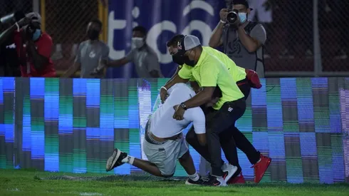 Aficionado invade el campo durante el partido entre Panamá y USA