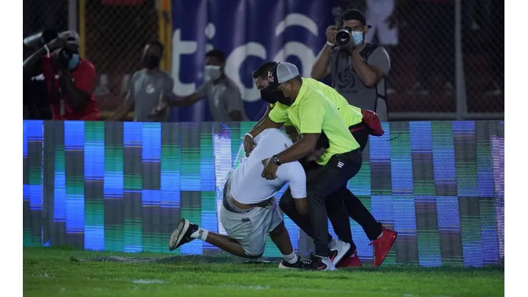 Aficionado invade el campo durante el partido entre Panamá y USA