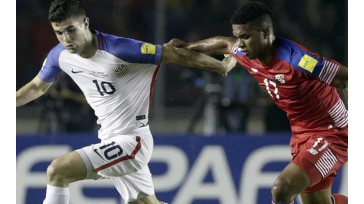 Christian Pulisic y Luis Ovalle en las eliminatorias de Rusia 2018 (AP)