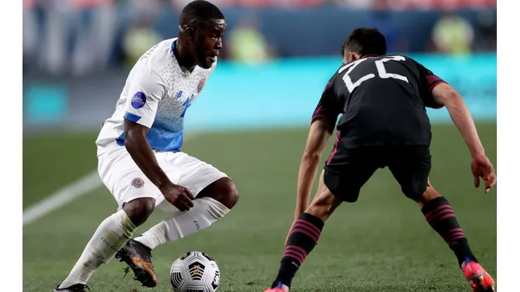 Joel Campbell domina el balón ante México (Getty)