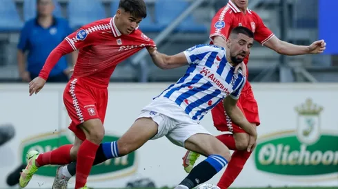 Manfred Ugalde es fuertemente marcado. (FC Twente Oficial)