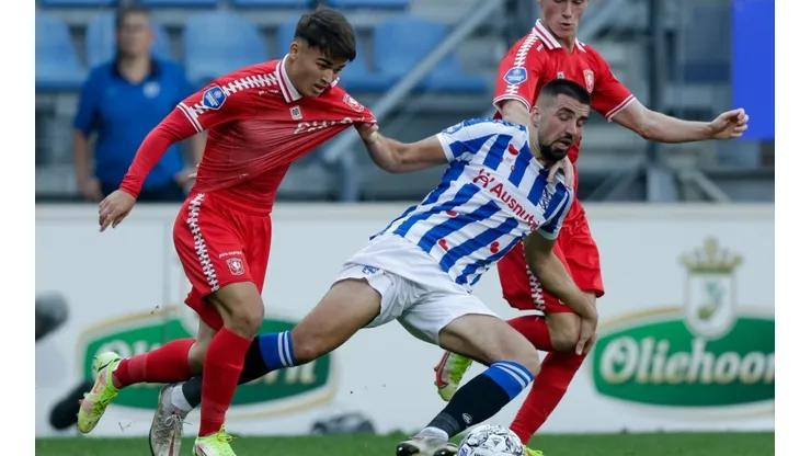Manfred Ugalde es fuertemente marcado. (FC Twente Oficial)