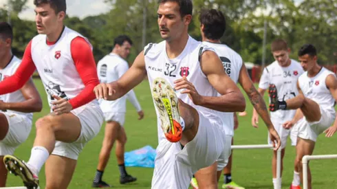 Fernán Faerron y Celso Borges entrenando. (LDA Oficial)