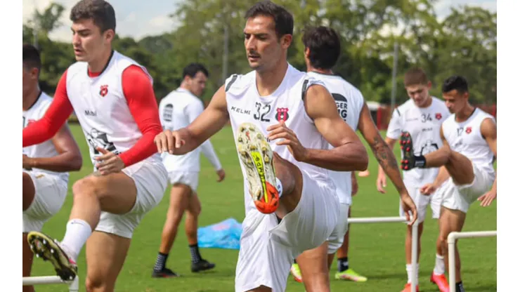 Fernán Faerron y Celso Borges entrenando. (LDA Oficial)
