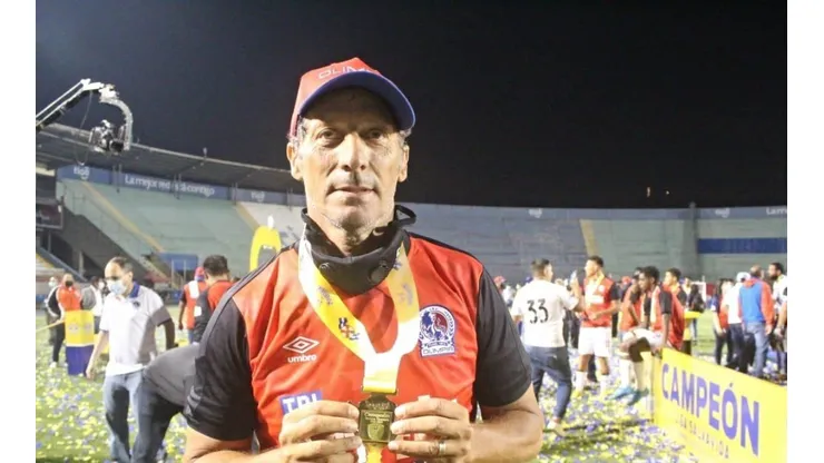 ¡Aficionados de Olimpia respaldan a Pedro Troglio!