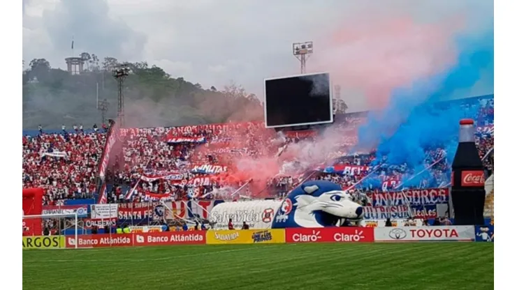 Fanáticos de Olimpia molestos tras descalificación en Liga Concacaf
