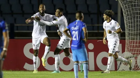 Saprissa festeja la anotación de Kendall Waston ante el Santa Lucía de Guatemala. (Saprissa Oficial)