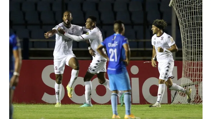 Saprissa festeja la anotación de Kendall Waston ante el Santa Lucía de Guatemala. (Saprissa Oficial)