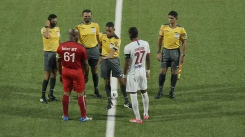 Ronnie Brunswijk: tiene 60 años, vicepresidente de Surinam y jugó hoy contra Olimpia