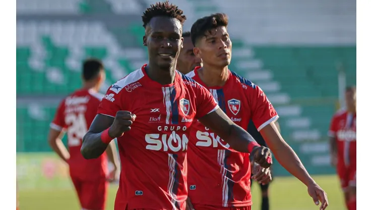 Rubilio Castillo anota doblete con Royal Pari