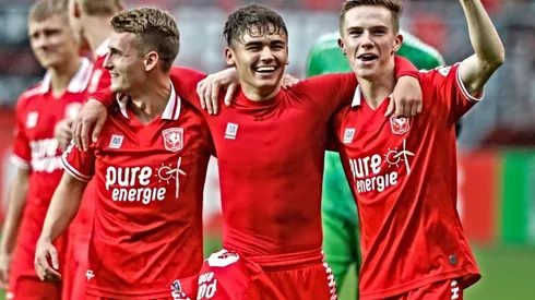 Manfred Ugalde vio minutos en la victoria del Twente