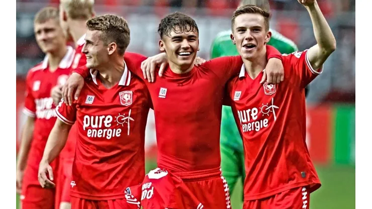 Manfred Ugalde vio minutos en la victoria del Twente