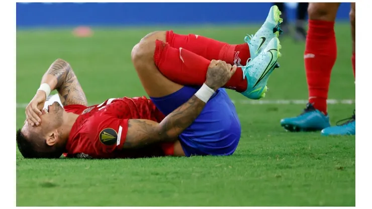 Ronald Matarrita adolorido tras recibir falta. (Getty)