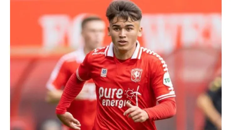 Manfred Ugalde sigue sumando minutos con Twente