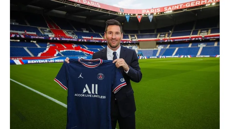 Oficial: Messi llegó a París y jugará con Keylor Navas