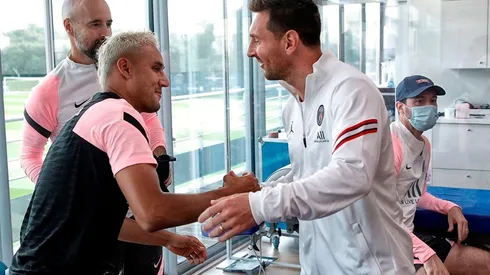 El recibimiento de Keylor a Messi en el PSG