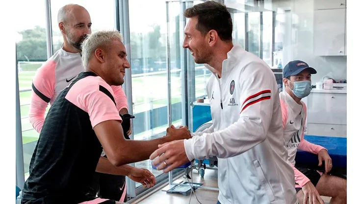 El recibimiento de Keylor a Messi en el PSG