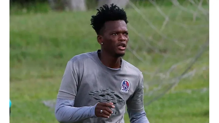 Olimpia contrata a un defensor